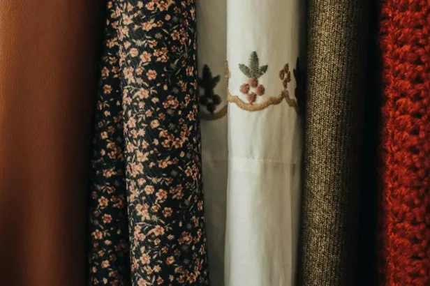 Tissus et Broderie Industrielle : Guide Complet pour des Créations Éblouissantes